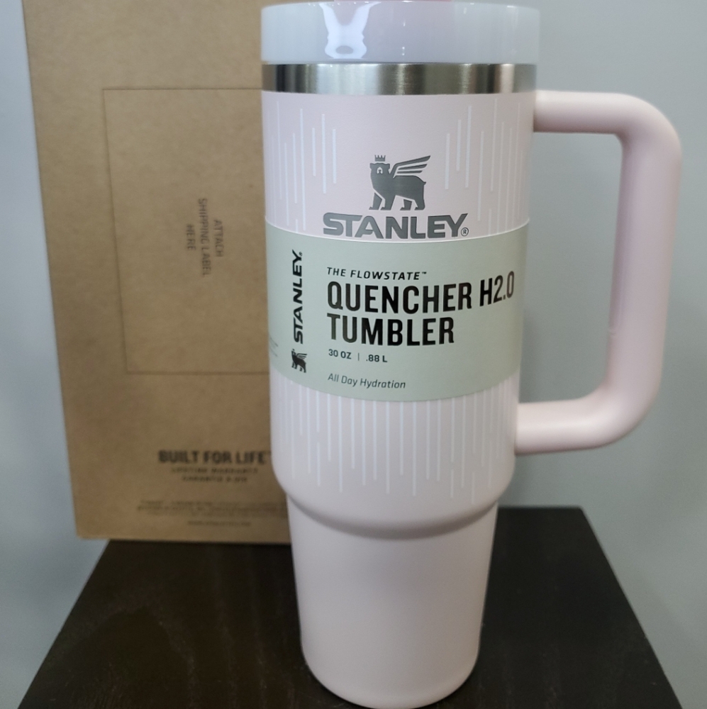 Stanley FlowState Quencher H2.0 Tumbler / 30oz / Color: Soft Rain Bloom